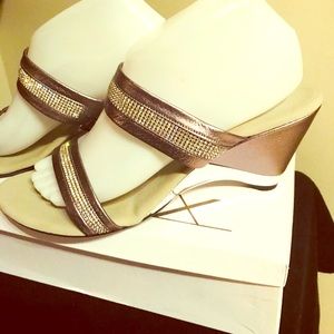 New Onex Stunning Pewter Leather Sandals 10M